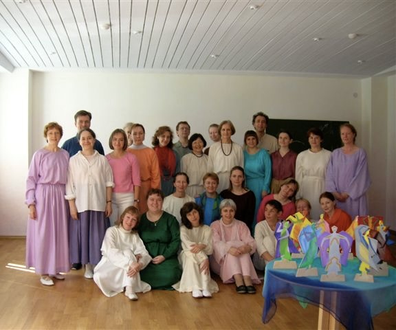 Студенты, педагоги и эвритмические фигуры. Лето 2005.